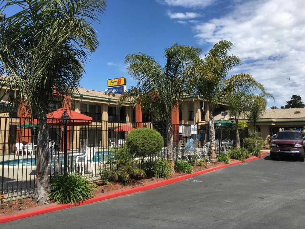 Super 8 by Wyndham Salinas Image 11