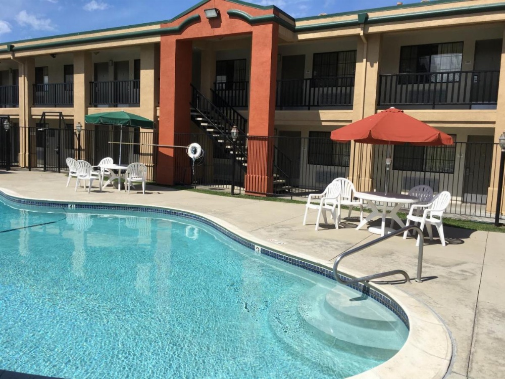 Super 8 by Wyndham Salinas Image 12