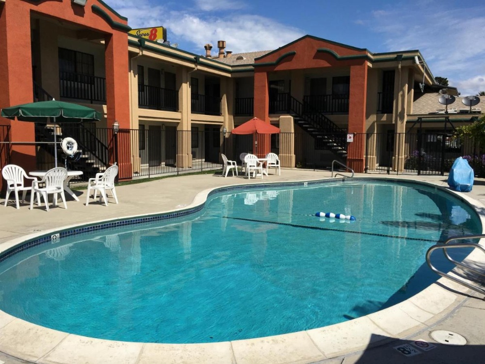 Super 8 by Wyndham Salinas Image 18