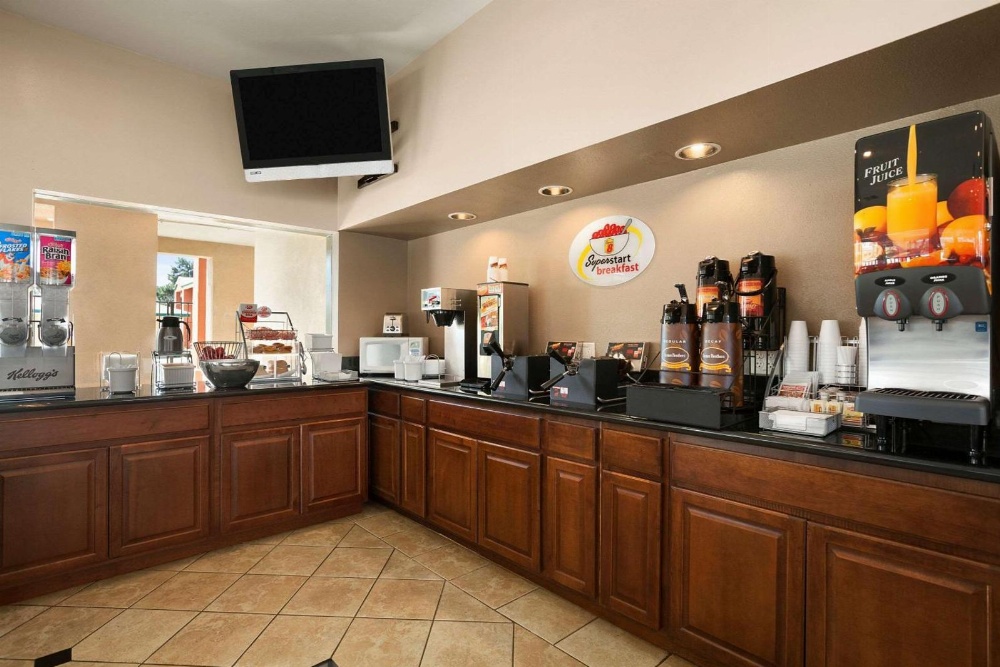 Super 8 by Wyndham Salinas Main image