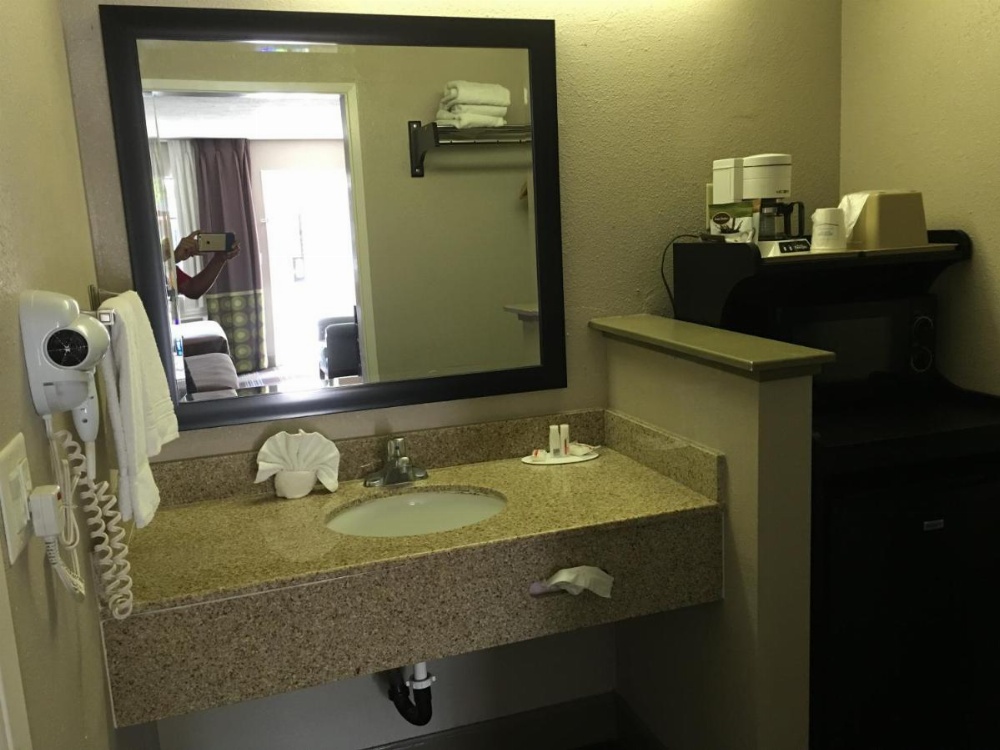 Super 8 by Wyndham Salinas Image 20