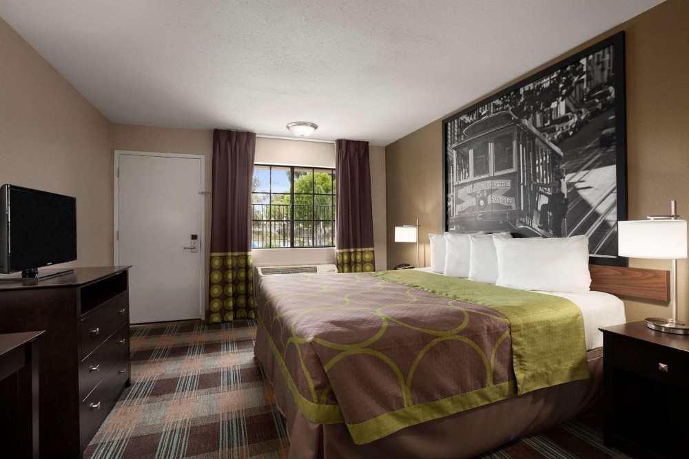 Super 8 by Wyndham Salinas Main image