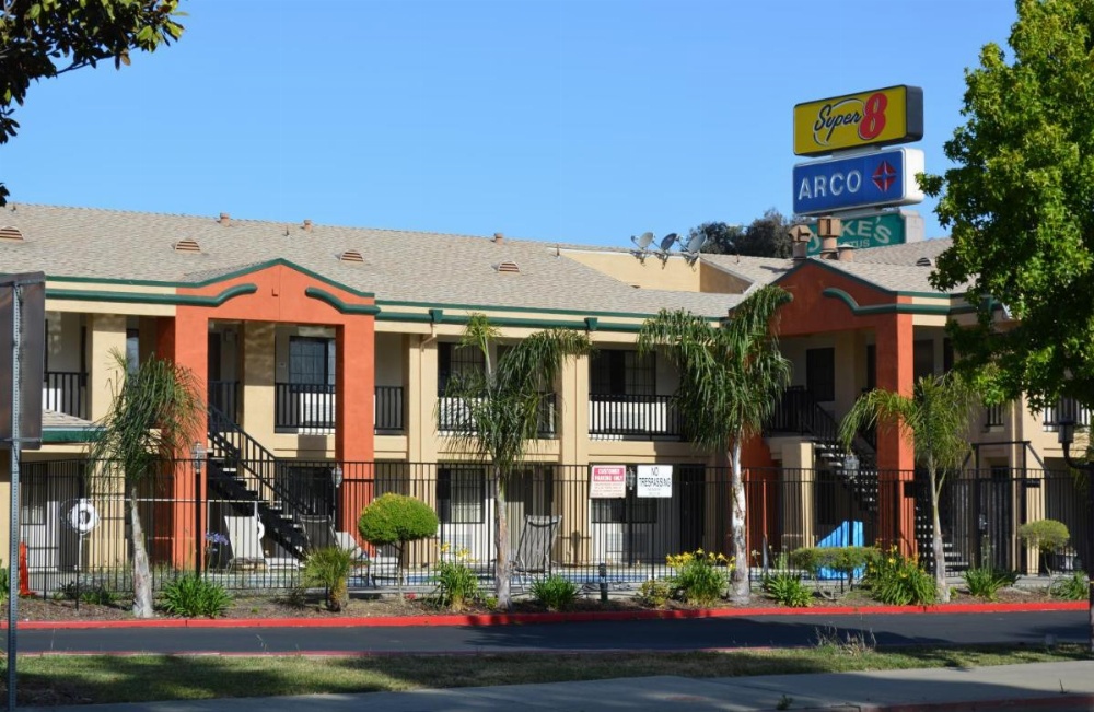 Super 8 by Wyndham Salinas Image 40
