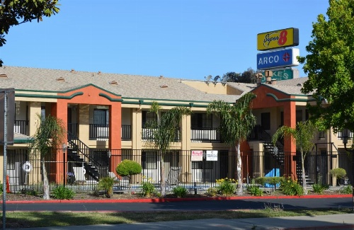 Super 8 by Wyndham Salinas image 40