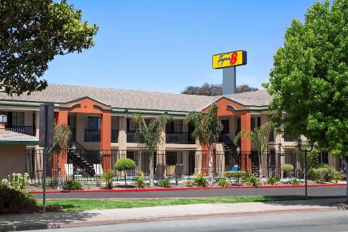 Super 8 by Wyndham Salinas image 5