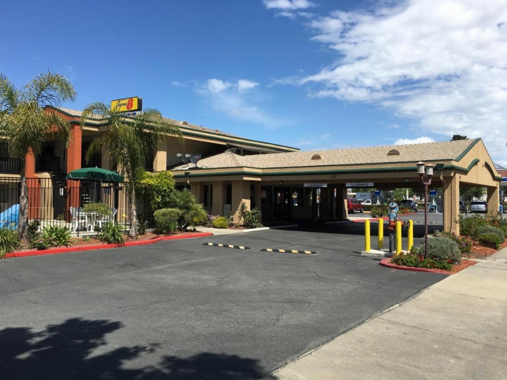 Super 8 by Wyndham Salinas Image 7