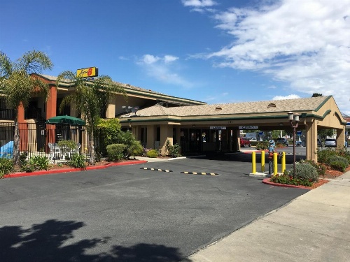 Super 8 by Wyndham Salinas image 7