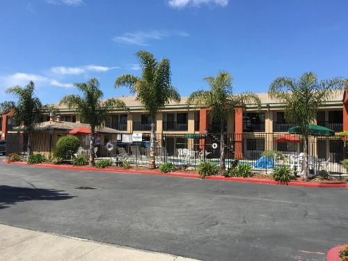 Super 8 by Wyndham Salinas image 9